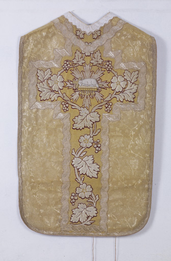 ensemble de vêtements liturgiques : chasuble, étole, manipule, voile de calice (ornement doré)