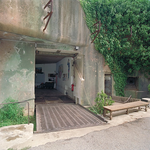 Façade du bloc d'entrée 1, détail des deux portes, des munitions (pont-levis) et des hommes en position fermée..