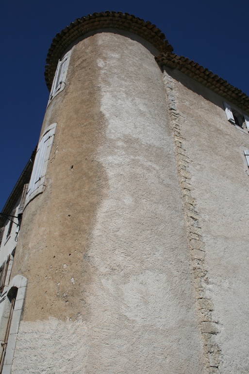 La tour sud-est et son collage bien visible avec le massif latéral est du château.