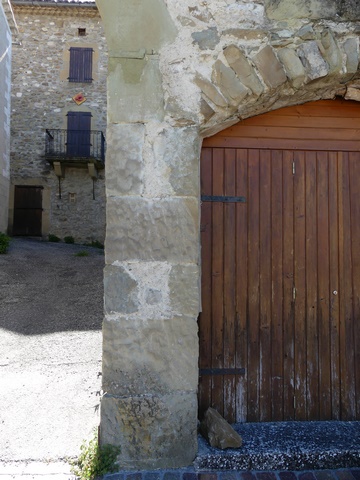 Chaîne d'angle nord : blocs communs avec le piédroit de la porte de l'étable-remise.
