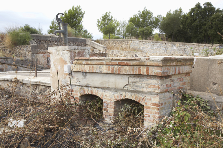 Lavoir adossé à la citerne de la batterie Séré de Rivières.