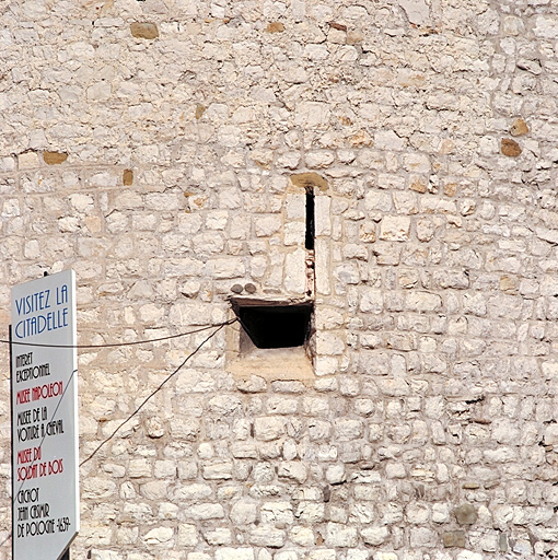 Tour 36 : détail d'une archère du niveau 1 transformée en arquebusière du XVIe siècle.