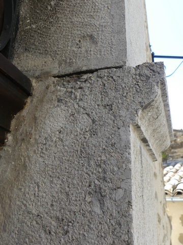 Elévation nord, deuxième niveau. Porte du logis, détail de l'encadrement.