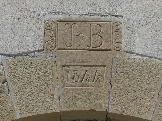Elévation sud, premier niveau. Porte charretière de la remise-étable : date gravée (1844) et initiales (J-B).