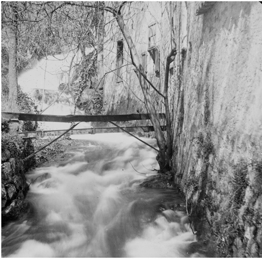[Cours d'eau longeant le moulin de la cascade vers 1900.]