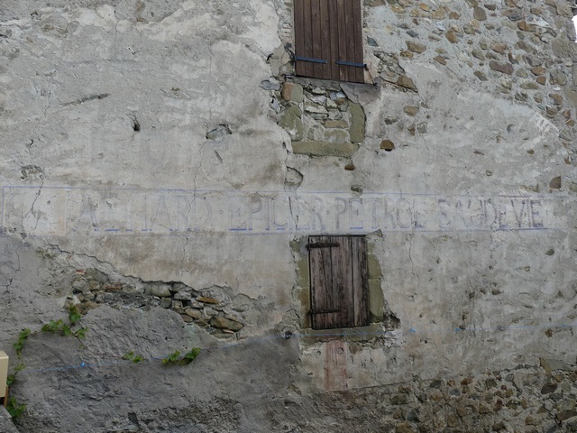 Pignon sud, enseigne peinte : ACHARD – EPICIER – PETROL - EAU DE VIE.