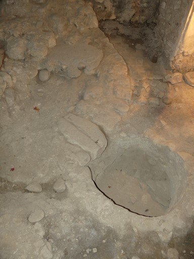 Maison. Sous-sol, cellier sud. Cuve vinaire rasée.