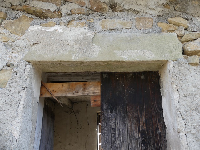 Elévation nord, porte du logis. Linteau monolithe.
