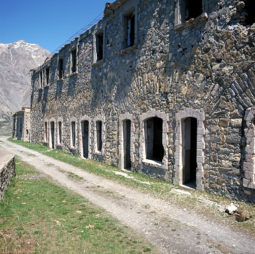 Casernement de temps de paix. Bâtiment 2. Au rez-de-chaussée, les casemates de l'ancienne redoute, exhaussée d'un étage en 1931-1935.