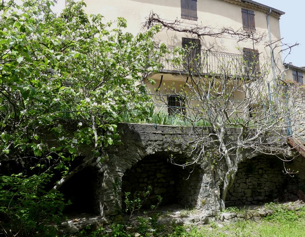 Jardin, mur de soutènement avec trois arcades.