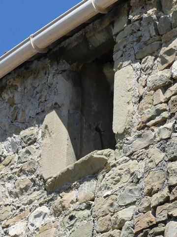 Elévation sud, troisième niveau. Baie en anse-de-panier, avec accolade et appui saillant.