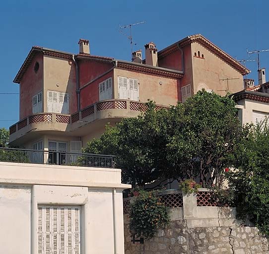 Villefranche-sur-Mer. Villa régionaliste avec une volumétrie composite constituée de plusieurs volumes juxtaposés.