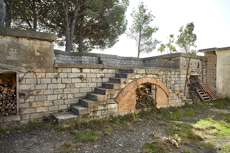 Détail de la 3e plate-forme de tir ou double section d'artillerie de droite, escalier avec niche sous voûte en briques