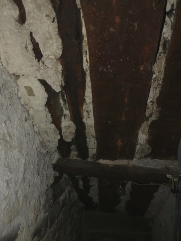 Rez-de-chaussée, structure de l'escalier menant à l'étage.