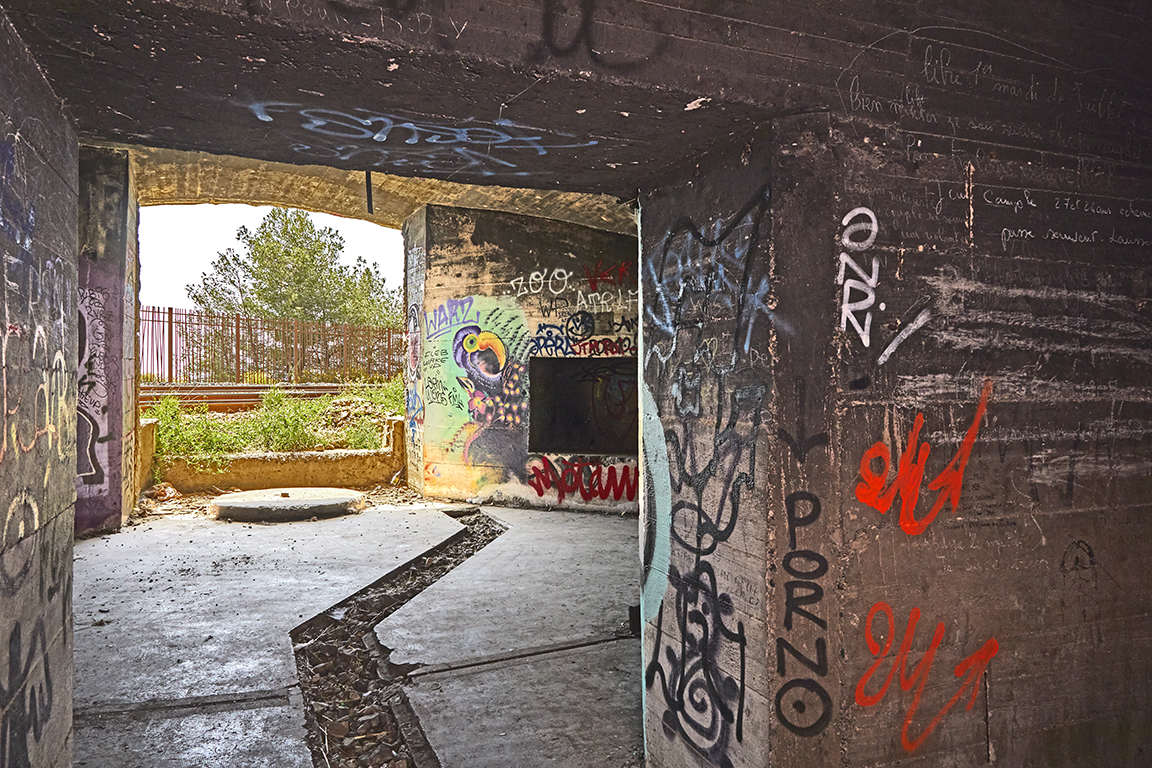 Intérieur de la salle de combat de la 4eme casemate, vue du vestibule d'entrée