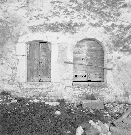 Entrepôt agricole de la Ferrage (1841 D1 1). Encadrements des portes fenières en pierres de taille. 