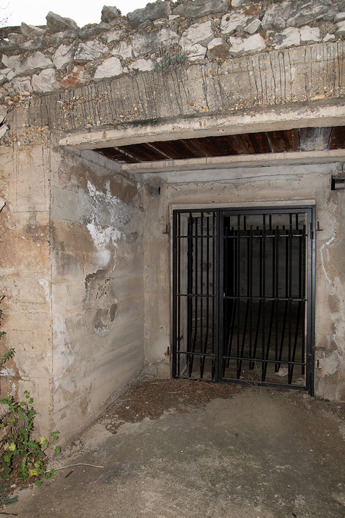Cuve n°5 de la batterie principale, détail de la porte d'entrée de l'abri enterré