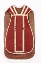 ensemble de vêtements liturgiques : chasuble, manipule, voile de calice, bourse de corporal (ornement rouge)