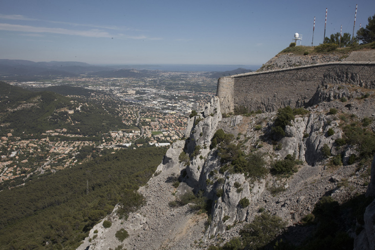 Enceinte : front nord escarpé, flanc gauche du grand redan 7, au fond, plaine de la Valette.