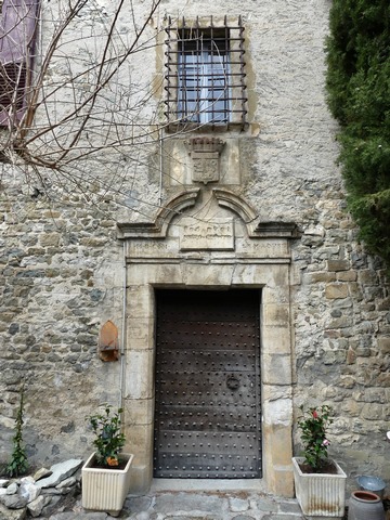 Escalier est. Elévation sud, premier niveau. Porte.