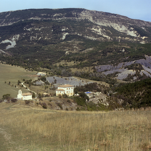 Saint-André-les-Alpes. Château de Méouilles. L'édifice, situé au sommet d'une colline dominant le Verdon, occupe un écart aujourd'hui ruiné qui lui donne l'apparence d'être isolé.