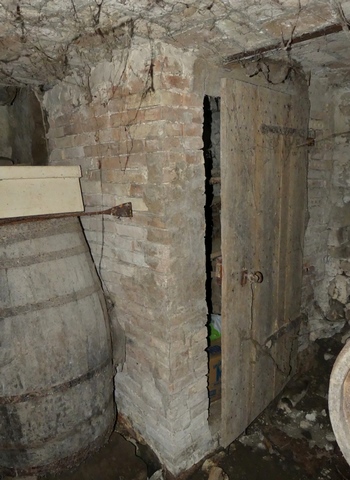Bâtiment du logis. Etage de soubassement, cellier. Angle sud-est, réduit du saloir.