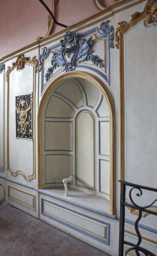 Ensemble des lambris de demi-revêtement, vantaux (2), colonnes (2), demi-colonnes (2) et bancs de synagogue