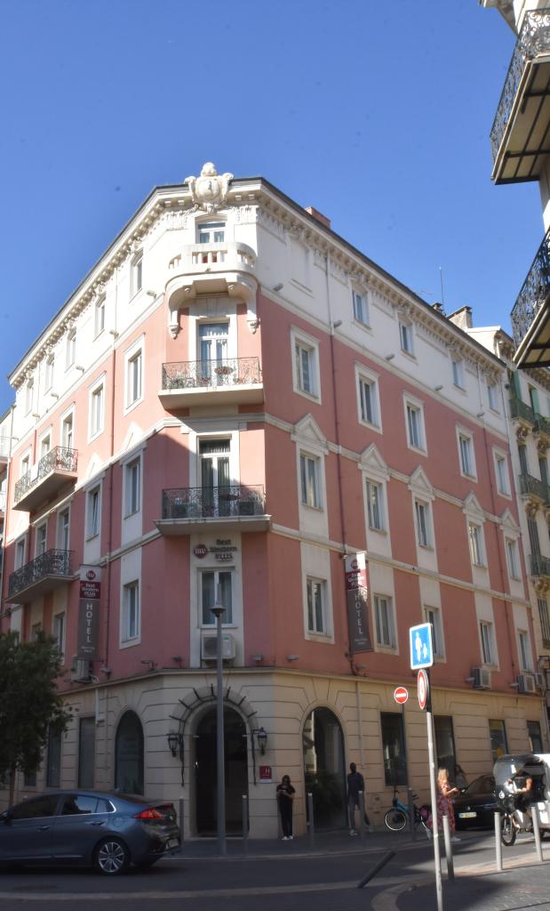 immeuble devenu hôtel de voyageurs sous le nom d'Hôtel Monte-Carlo puis Hôtel de Madrid, actuellement Nice-Cosy-Hôtel