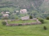 Vue d'ensemble d'une bergerie isolée avec enclos à moutons (plaine de La Palud).