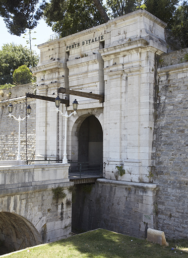Façade d'entrée à pont-levis de la porte d'Italie, vue latérale.