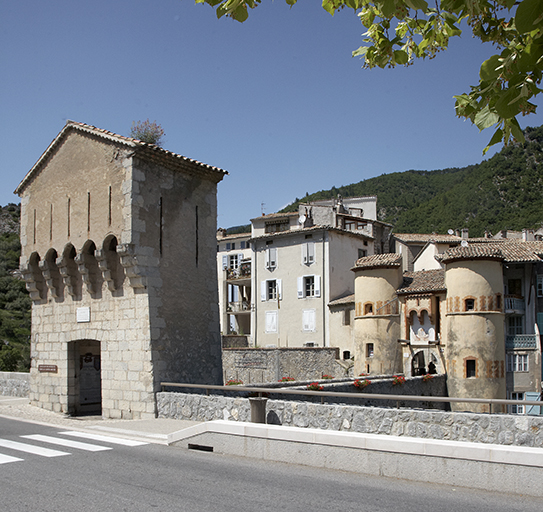 Entrée du village : bastille, pont sur le Var et porte de France.