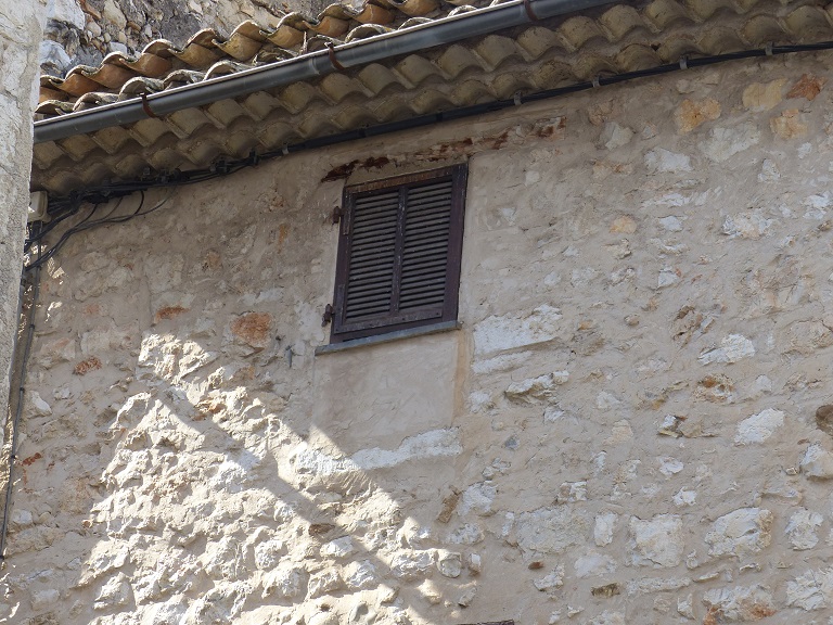 Elévation est, troisième niveau. Traces visibles d'une ancienne baie partiellement obstruée. 
