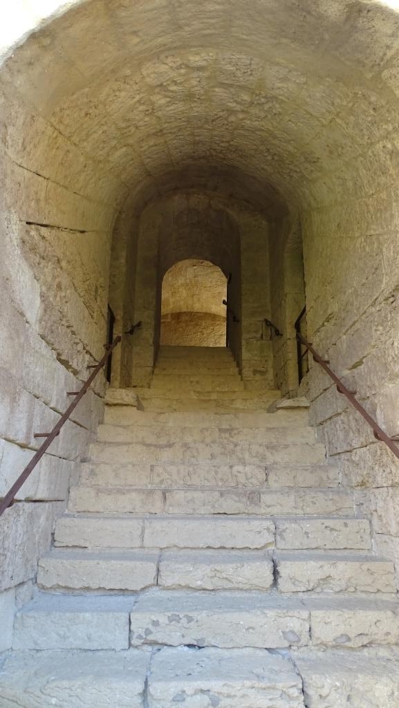 Détail intérieur du corps de caserne, travée centrale : escalier voûté montant au corps de garde et desservant les portes du 2e étage de casernement