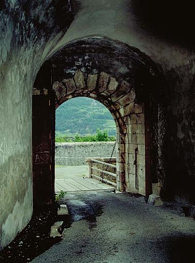 Porte d'Embrun. Vue intérieure du passage et mécanisme du pont-levis.
