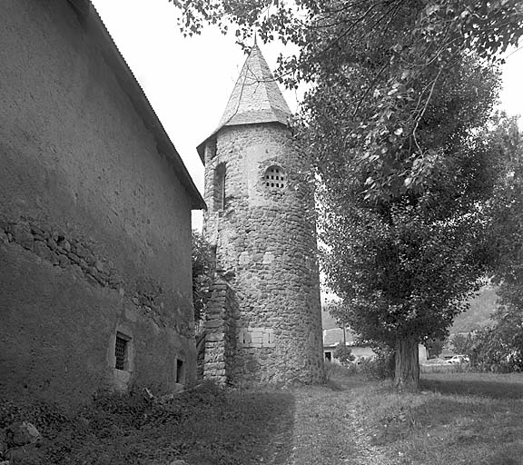 La tour. Vue prise du sud-est.