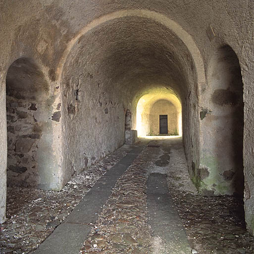 Couloir d'entrée du fort vu du revers de la porte vers le sud, portes du corridor.