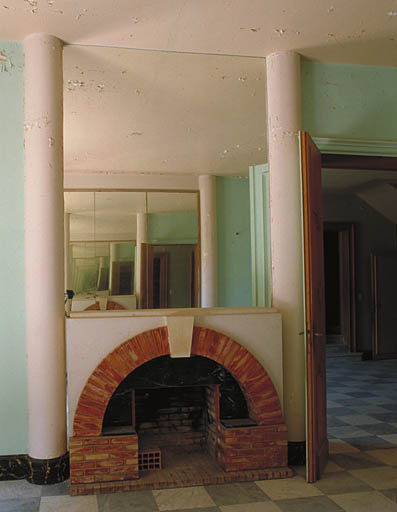 Rez-de-chaussée. Salle à manger Ad.  Côté ouest, cheminée.