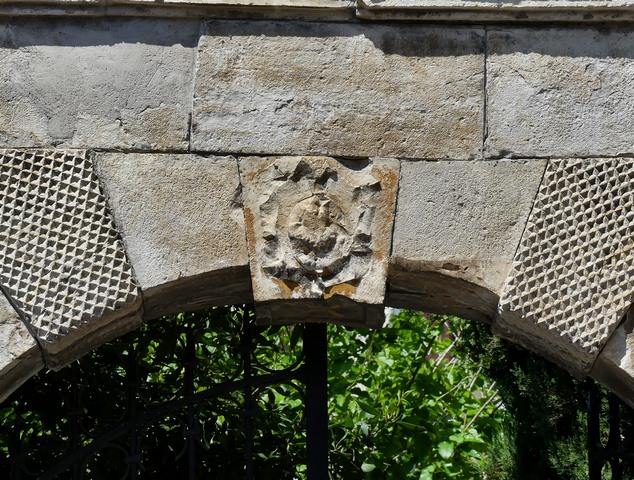Portail de la cour, détail de la clef.
