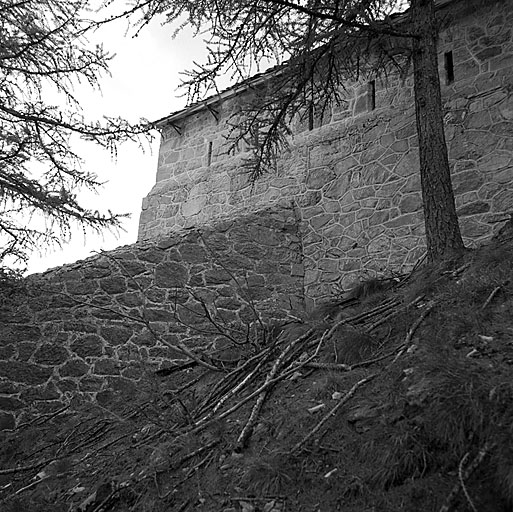 Baraque du Pas du Berger. Façade nord-est du poste et vue extérieure du mur défensif.