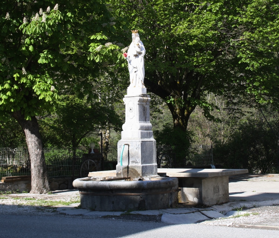 Fontaine : vue d'ensemble.