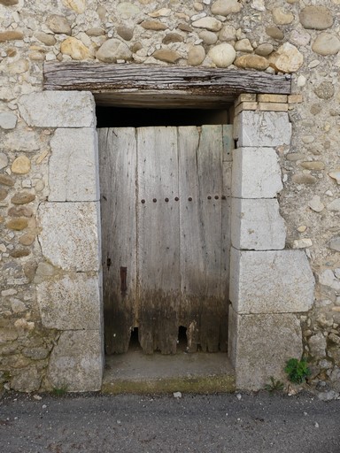 Porte d'étable à cochon, avec piédroit en pierre de taille et linteau droit en bois. Ferme des Eymarrons (Ribiers).