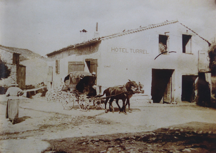 Vue d'ensemble de l'hôtel Turrel prise du nord-ouest, années 1910.