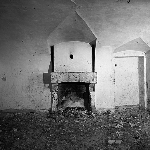 Caserne. Cheminée dans une chambre.