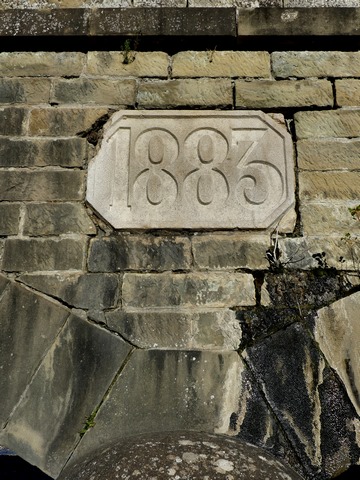 Pile centrale avec date portée « 1883 ». Face est.