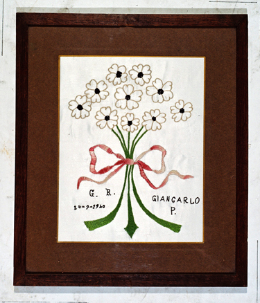 ex-voto, tableau de broderie : Bouquet de fleurs au ruban rouge, Giancarlo