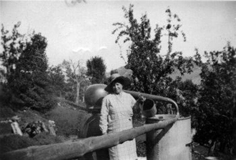 Distillation de la lavande sur un alambic portatif au Touyet en 1933.