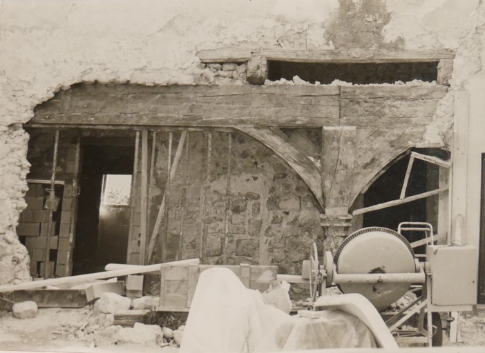 Aile orientale. Façade ouest : dégagement de la galerie en bois. Fin des années 1970, cliché J.P. Rouge.