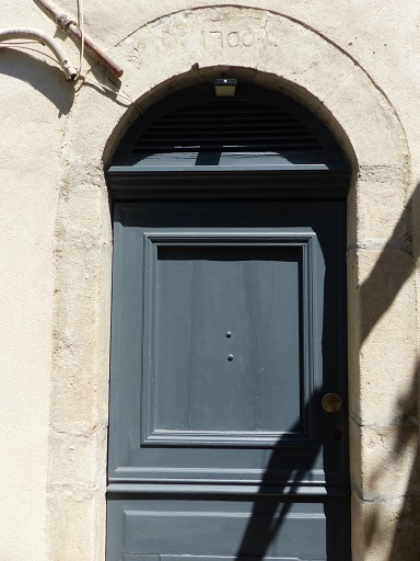 Maison à la Basse-Gaude, quartier du Trigan. Porte du logis avec date portée "1700".