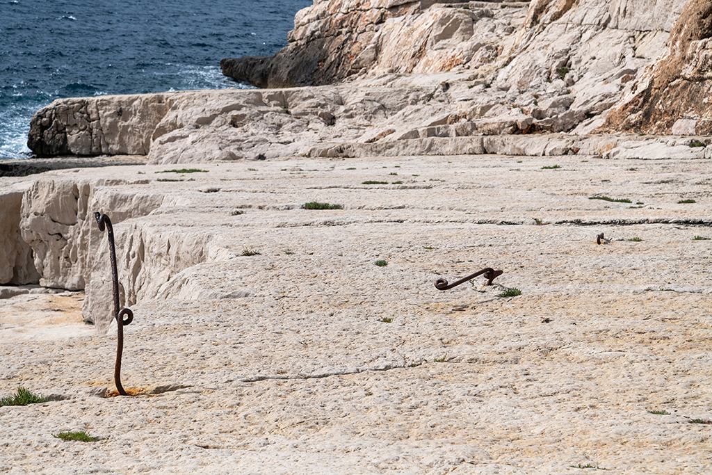 Plate-forme monolithe d'exploitation de la carrière de pierre de Cassis sur côte Est vers la calanque de Port-Miou, avec "queues de cochon"