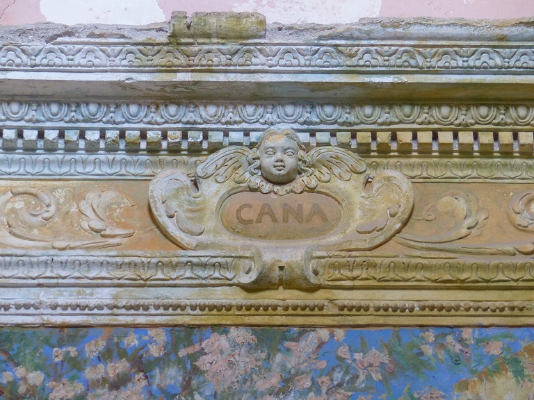 Troisième travée (chœur). Mur nord, détail du cartouche au centre de la corniche portant l'inscription peinte "CANA".